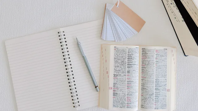 英単語を「英語だけ」で覚える｜類義語・対義語・語源・定義で頭の中を英語に切り替えるイメージ画像