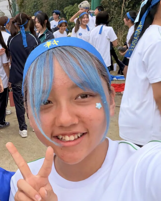 都立国際高校の体育祭で、青いはちまきを付けて応援団に参加した生徒さん