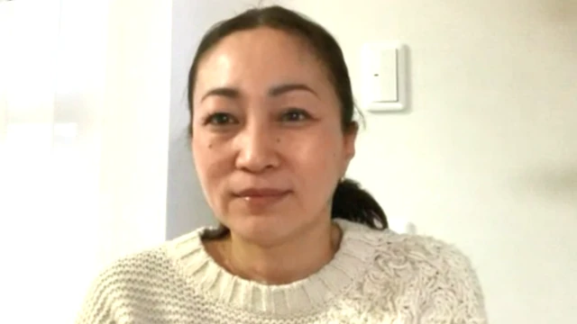 小学生で英検準1級に合格した生徒と保護者のインタビューの様子