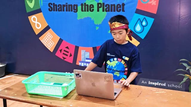 インドネシアのインターナショナルスクールでプレゼンテーションをする小学生|オンライン英会話・英語塾クルード