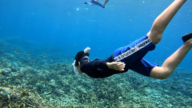 幼少期から鍛えたスイミングでインドネシアのマリンアクティビティを楽しむ小学生